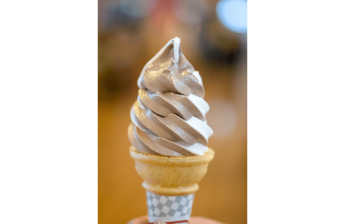 un cornet de crème glacée fait avec une machine à crème glacée molle usagée